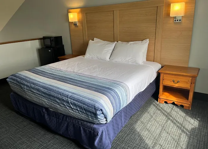 Days Inn & Suites By Wyndham Williamsburg Ia North